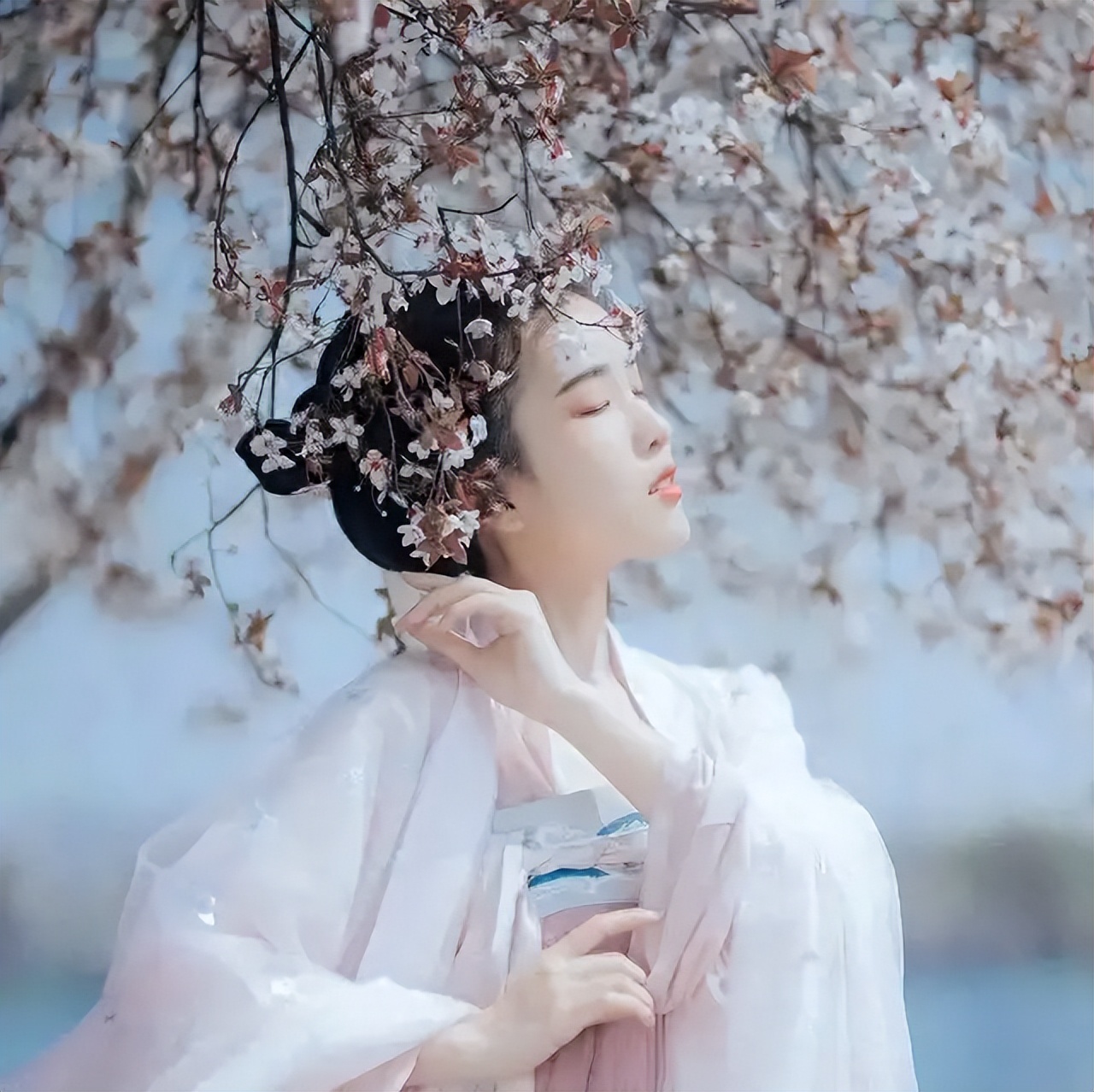 宫女遭遇*暴强**生下太子后，被打入冷宫，去世前对儿子不敢多说一句