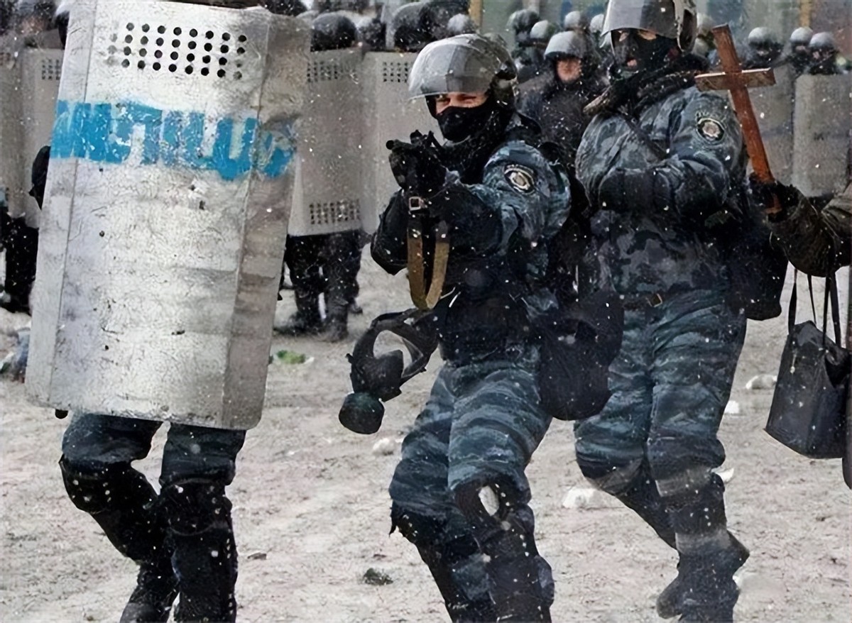 乌克兰士兵被逼下跪,乌克兰金雕下跪事件