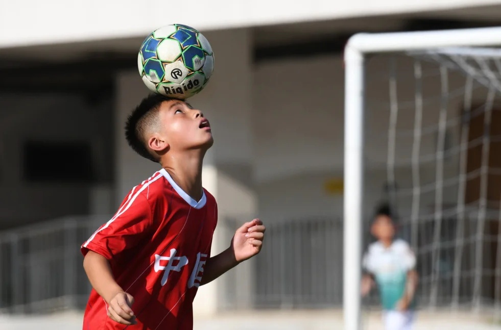 孙臣曦校园足球,中国足球小将孙臣曦颠球