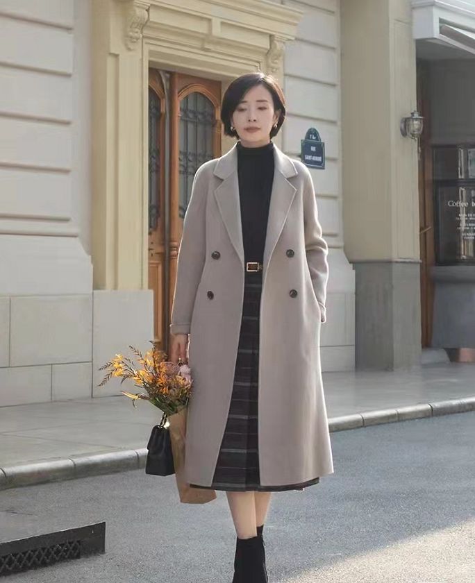 这才是普通中年女人该有的初春穿搭：呢大衣+过腰裙，优雅又减龄