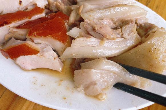 早餐烤乳猪，海鲜论盆卖？这座海岛小城舒坦得有点离谱了