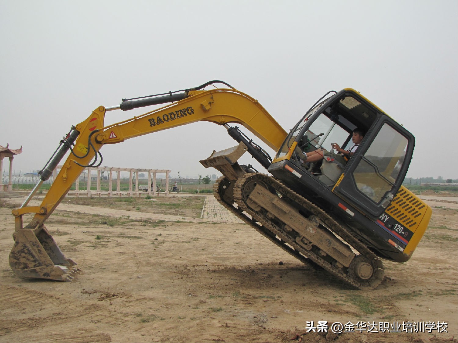 挖掘机哪里报名培训,成都挖掘机培训学校