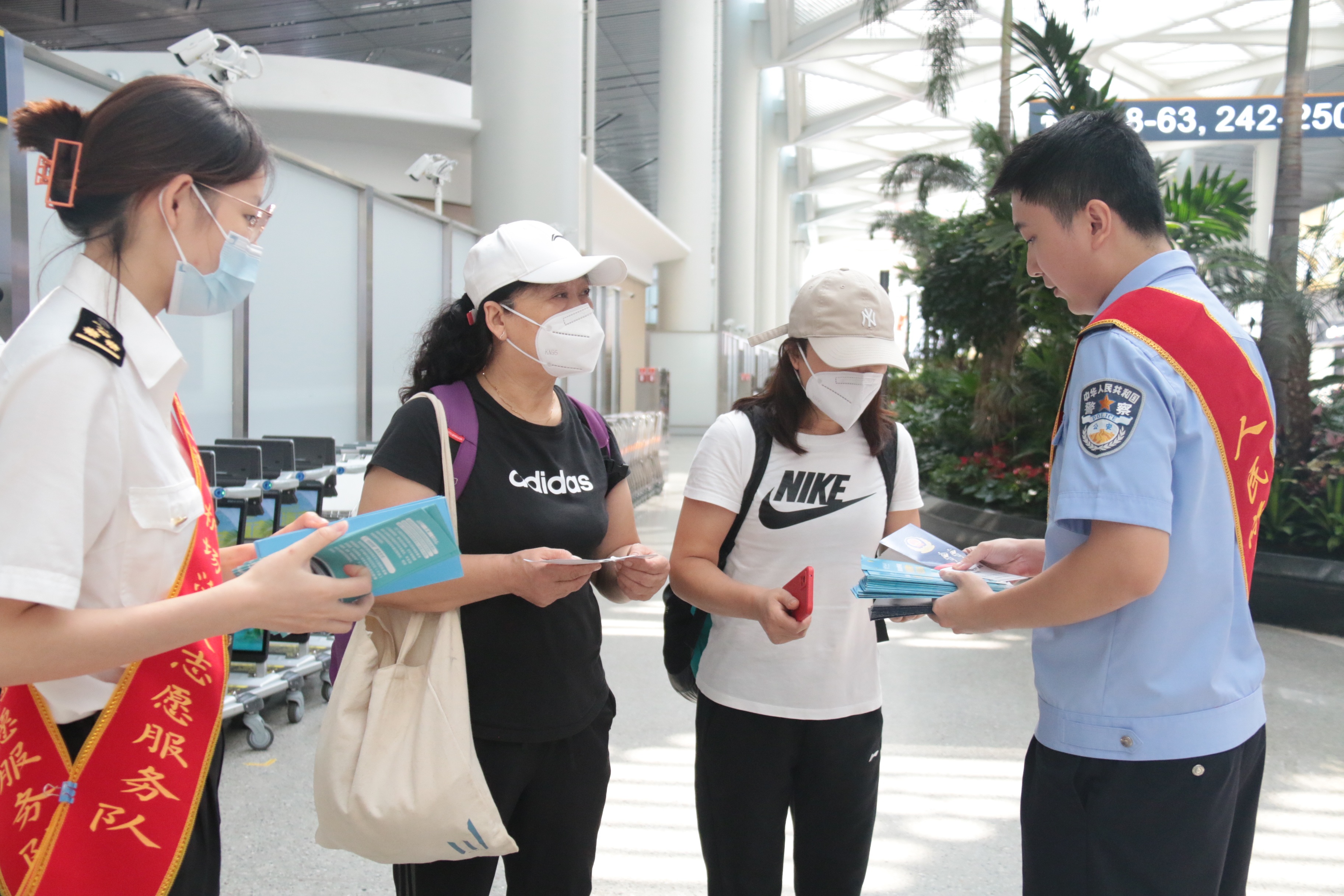 海口美兰国际机场开展打击离岛免税“套代购”*私走**普法宣传活动