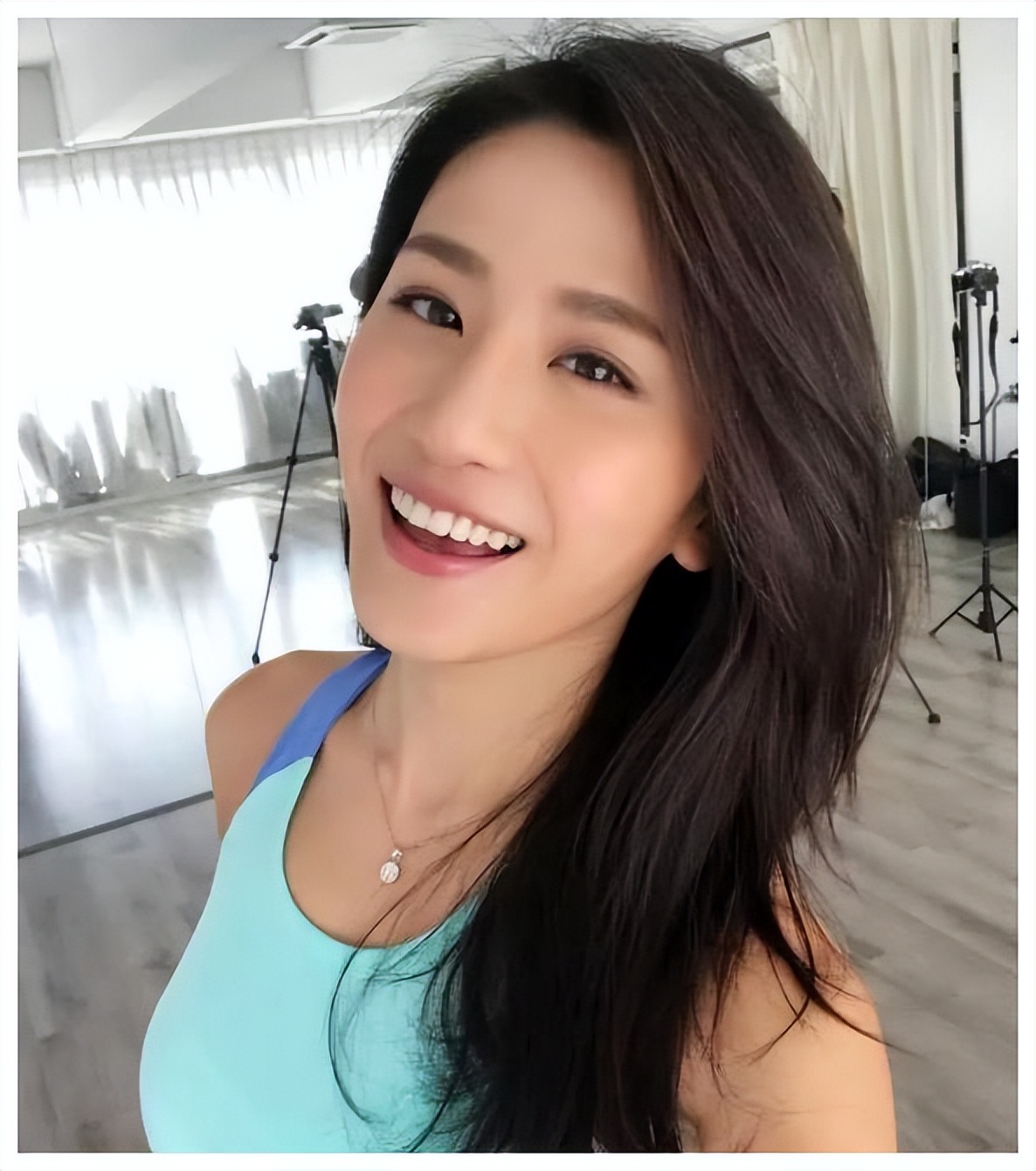 好嗨！香港瑜伽女神与闺蜜夜蒲狂欢，贴身连衣裙秀凹凸有致好身材