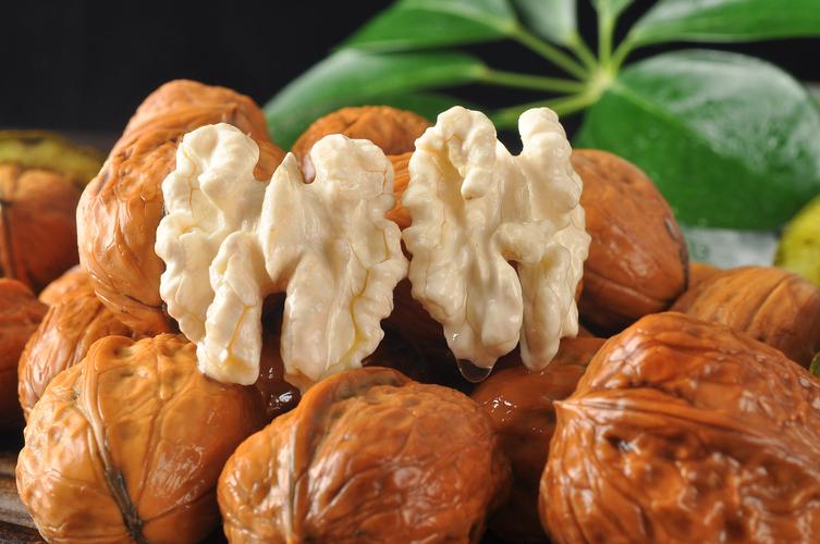 核桃是血管天然清道夫,核桃是生吃去瘀血还是熟吃的有效