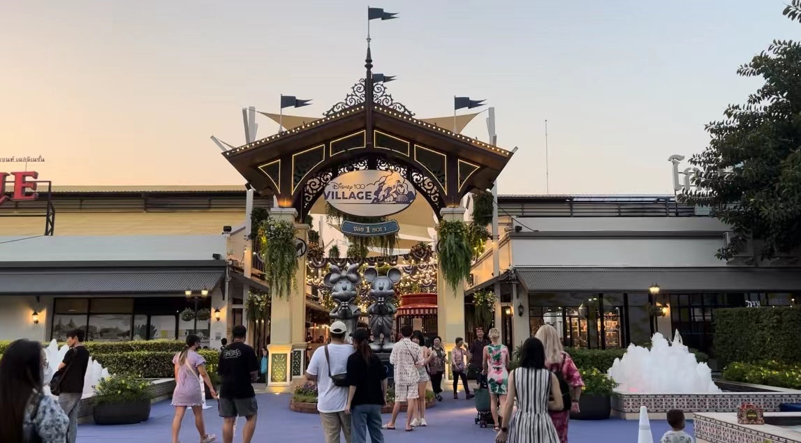 泰国曼谷水上集市视频,在泰国的迪士尼乐园里面有什么