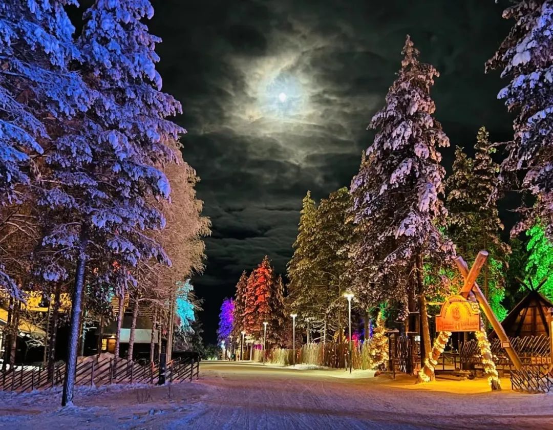 去芬兰看极光，见圣诞老人，路上却丢失行李，差点被锁地牢