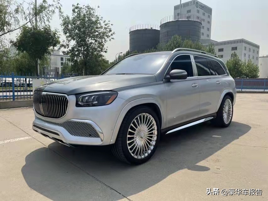 奔驰gls600迈巴赫2022款4座版,奔驰gls400跟迈巴赫的gls600不同