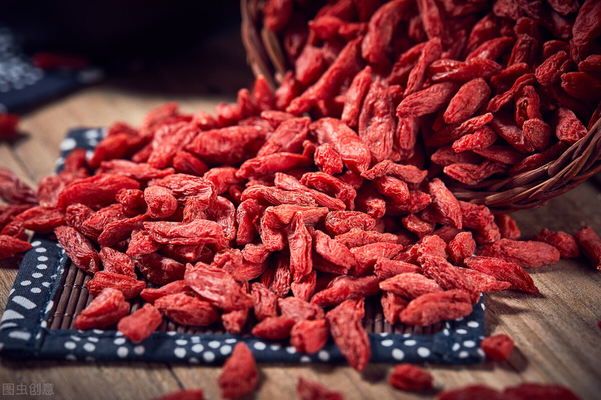 每天要吃多少枸杞才能活到两百岁,坚持喝一个月枸杞水有何变化