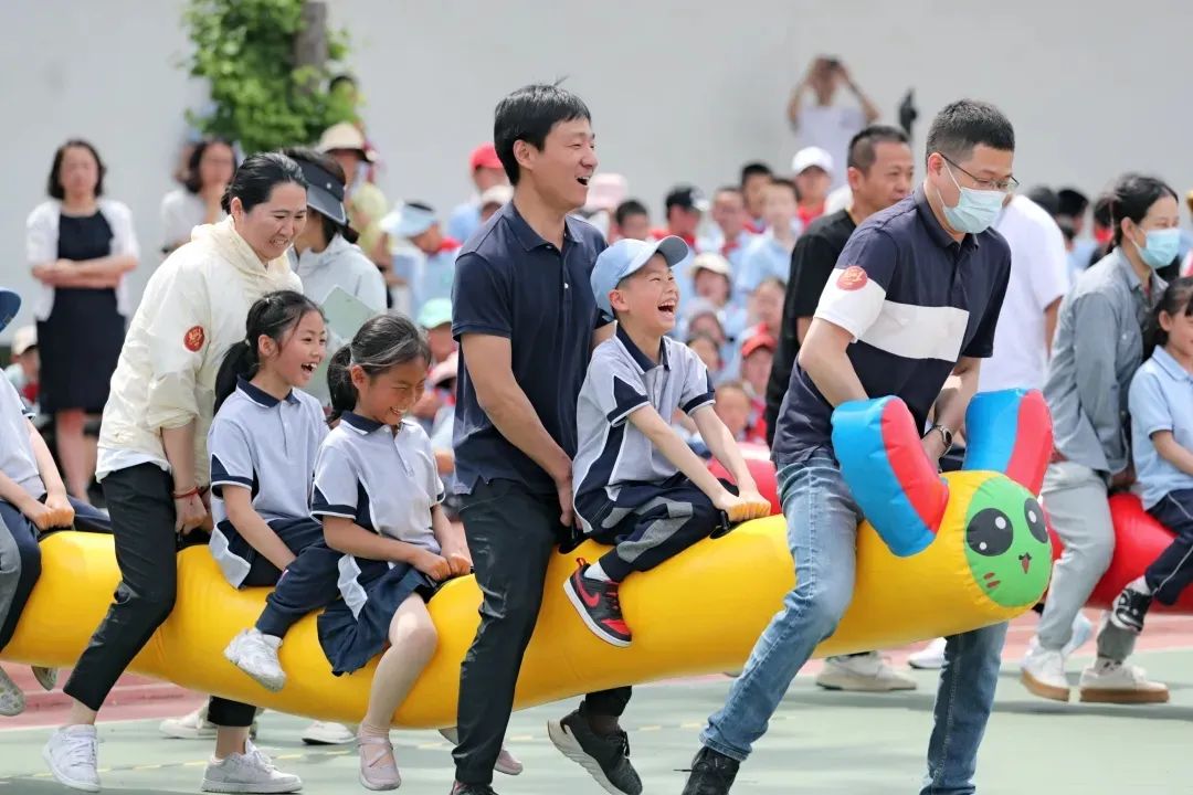 学校开展阳光体育活动的过程,冬季学校开展的体育活动