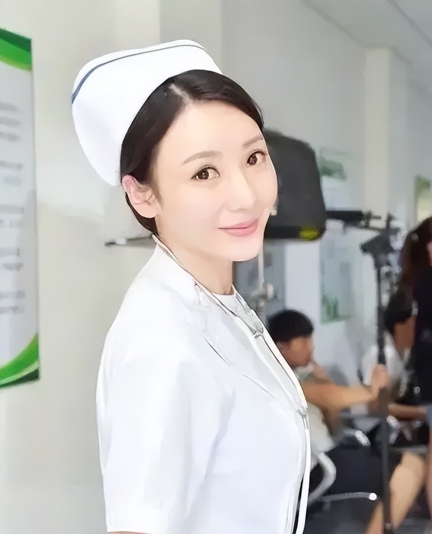 柳岩水蜜桃西装,柳岩水蜜桃礼服