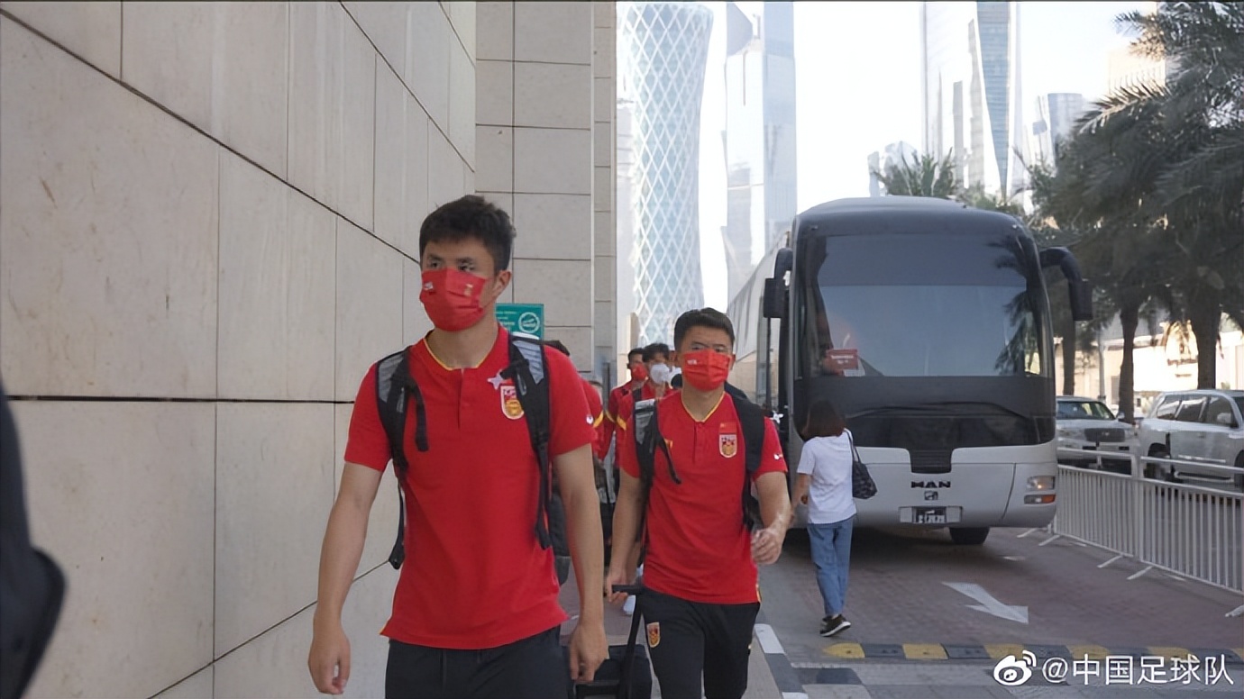 如释重负！国足包机出征阿曼，住五星临河豪华酒店，房价超4位数