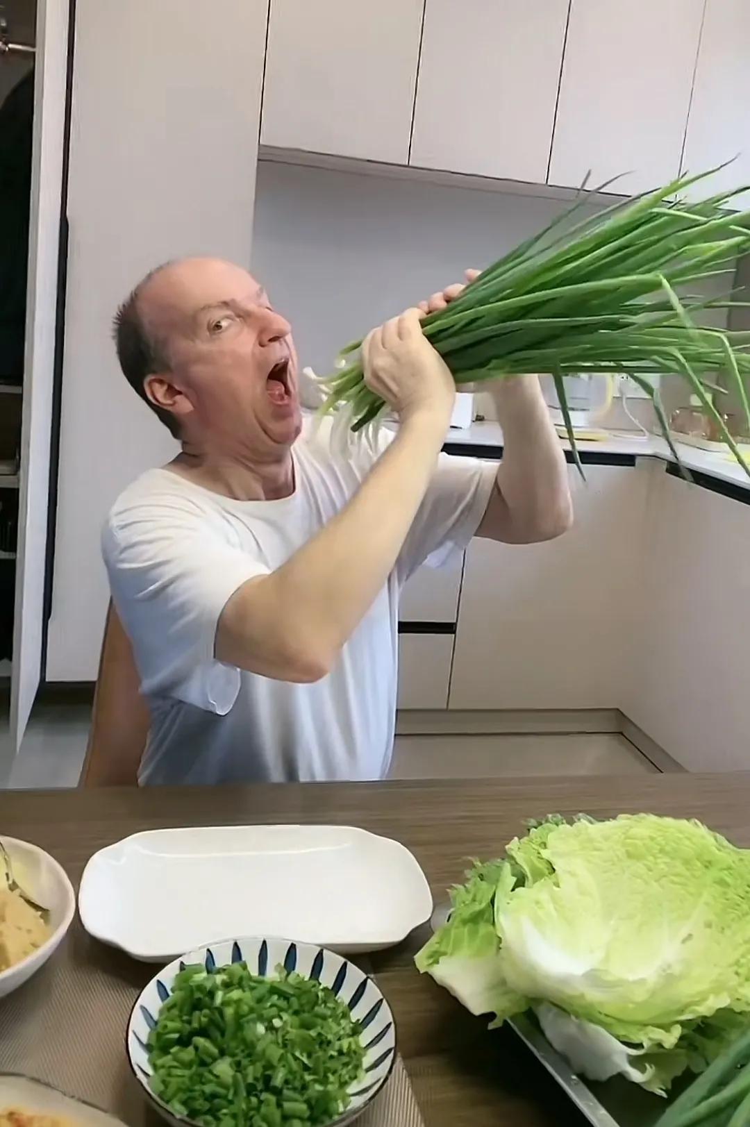 辽宁美女去荷兰寻找机会，偶遇荷兰男子，发现荷兰人喜欢中国文化