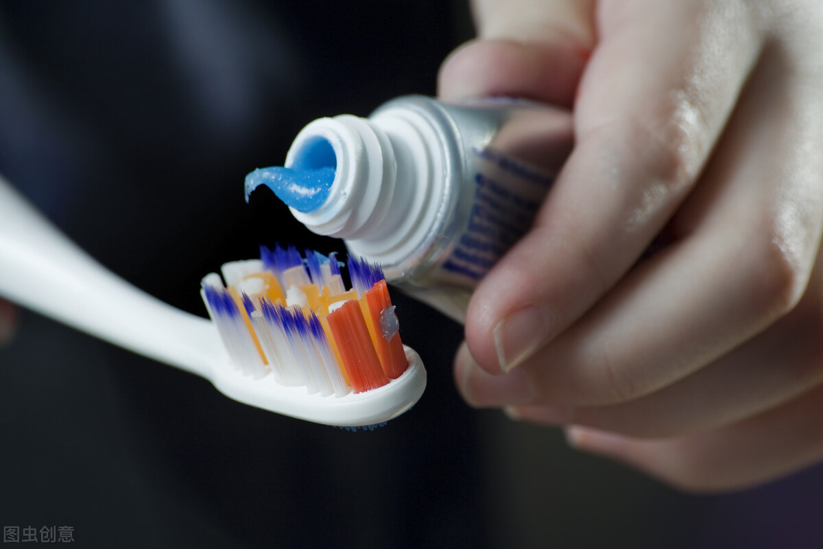 去墙壁污渍小妙招牙膏醋白酒,牙膏放白酒里面