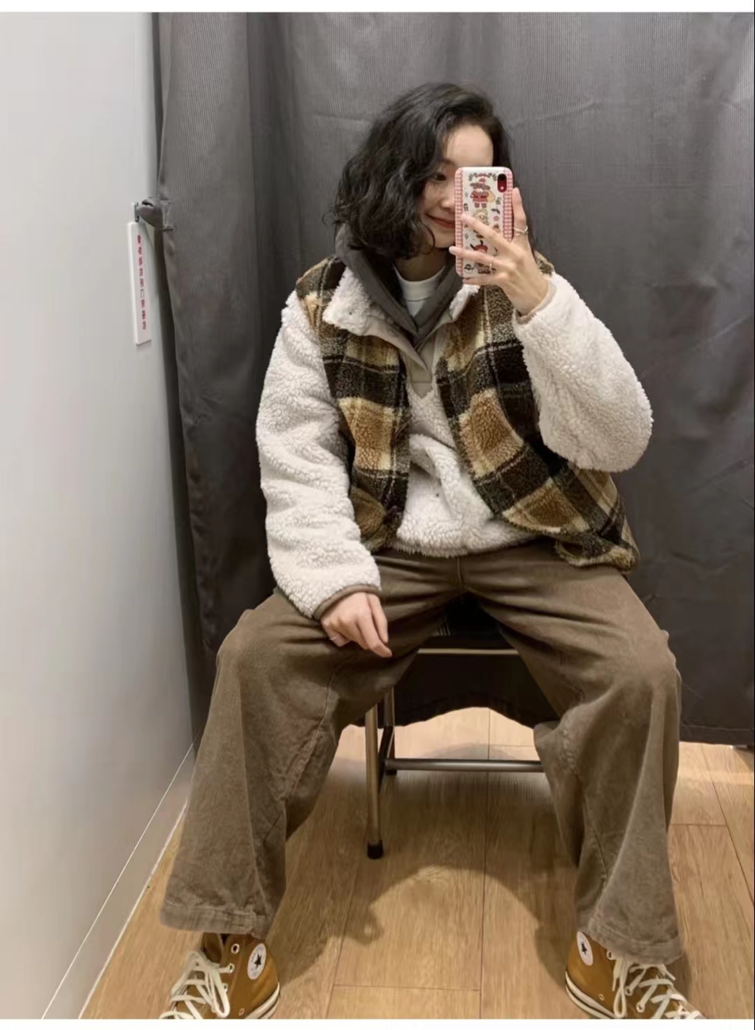 男士灯芯绒裤子可以搭配什么上衣,米白色灯芯绒裤子搭配什么鞋子