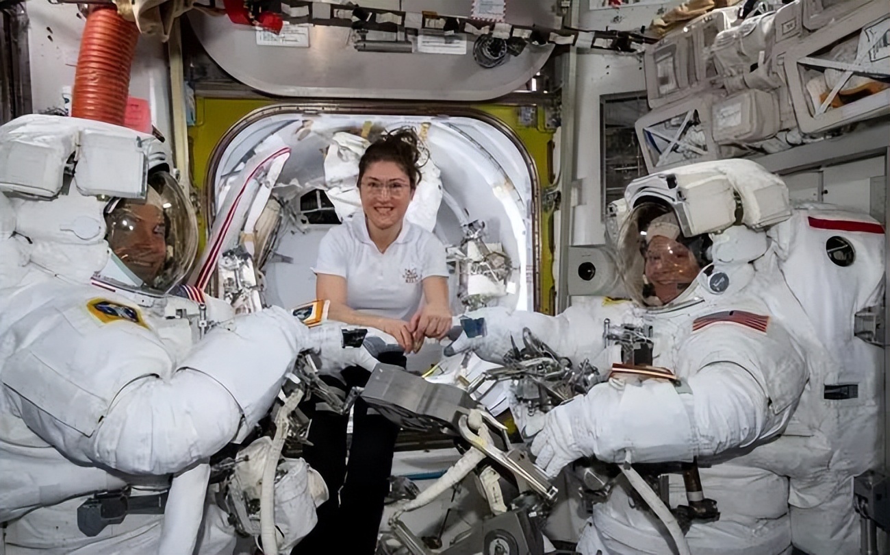 美国舱外航天服与飞天服,美国宇航员太空服出现问题