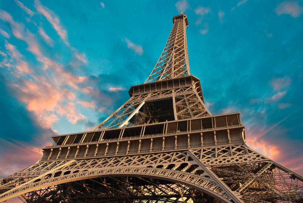 埃菲尔铁塔“撑不住”了？884处钢架断裂，花费4亿只修了条腿