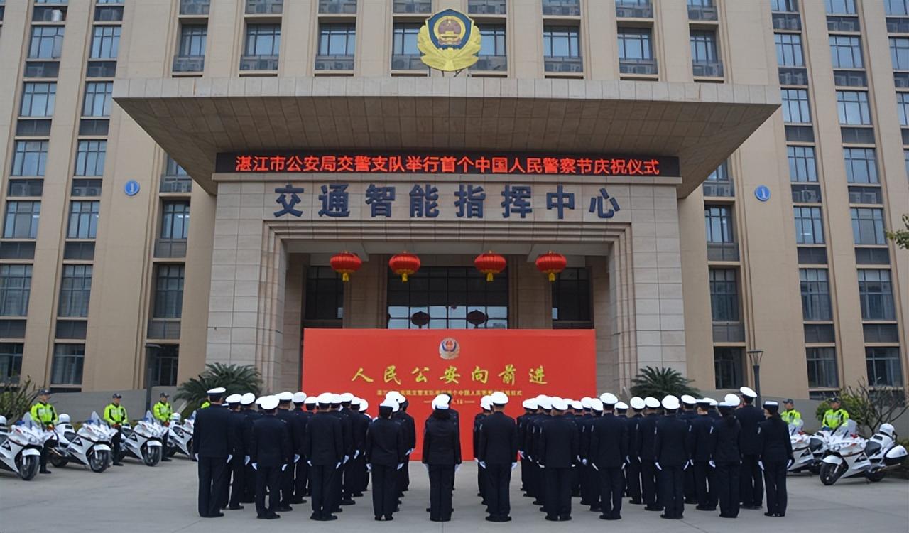 疑似一外卖小哥殴打交警,当街殴打外卖小哥的交警