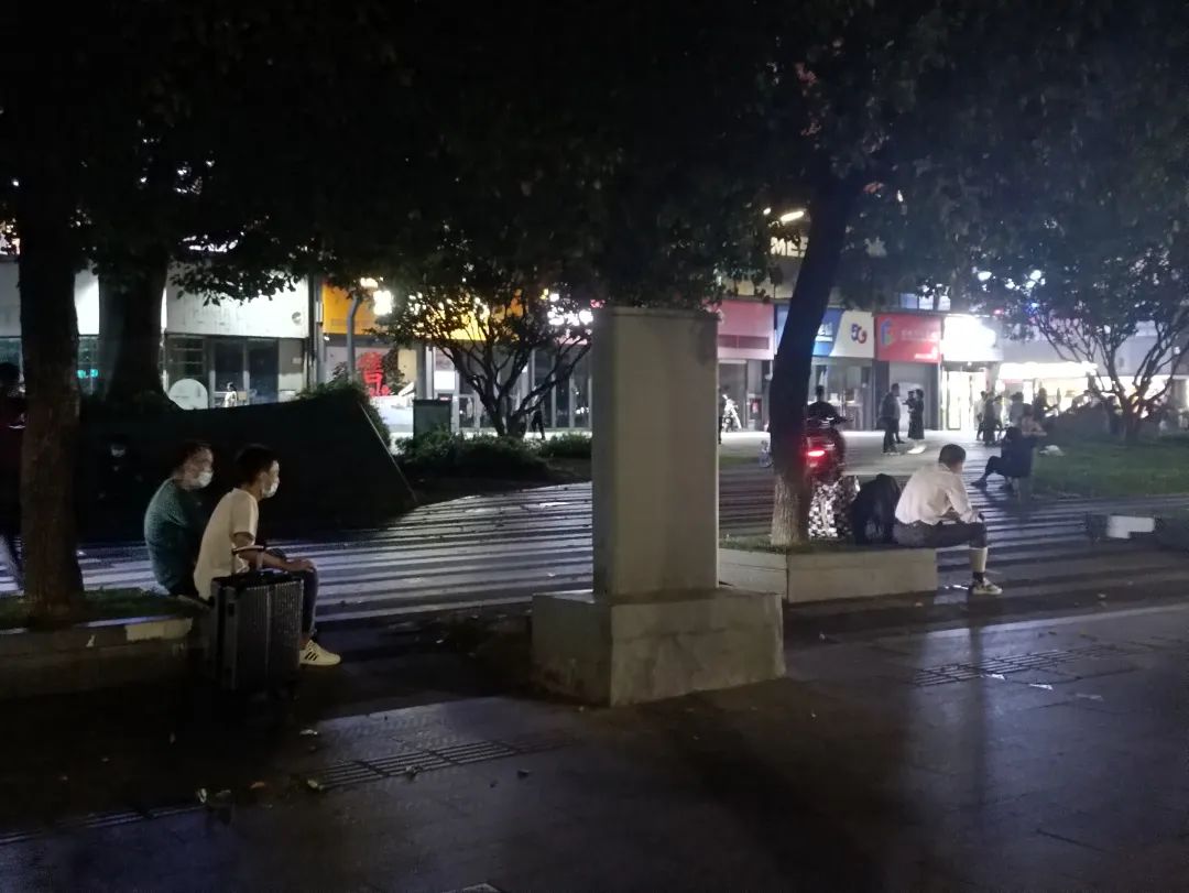 三和青年调查实录：龙华汽车站，这里是深圳最特殊的地方