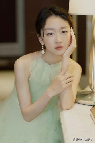 周冬雨出道十二周年获集体好评,周冬雨凭什么火得一塌糊涂