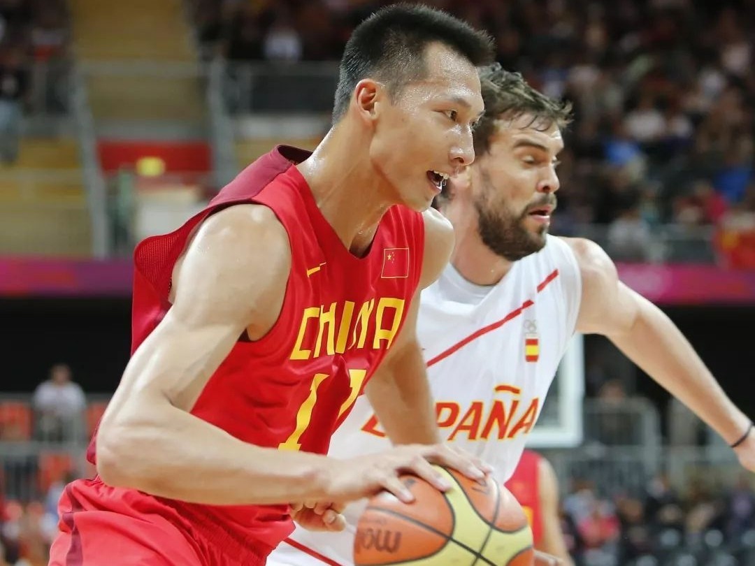 战胜巴西西班牙挺进四强,姚明带队的中国男篮