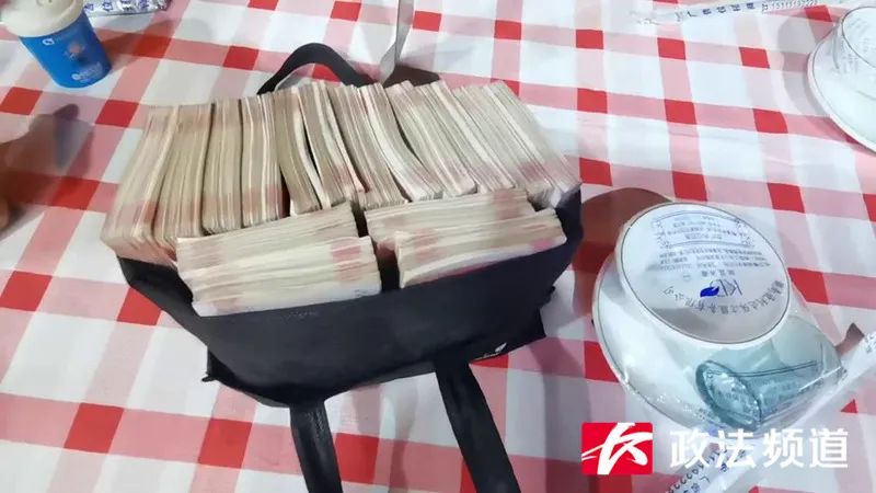 现金散落街头众人帮拾寻失主,长沙急寻10多万现金失主