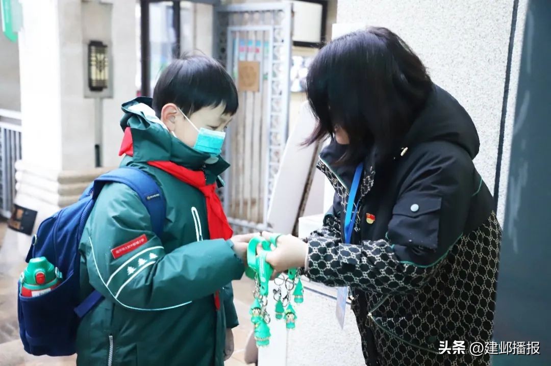 学习榜样向我看齐班会,激励全体学生鼓足干劲向榜样看齐