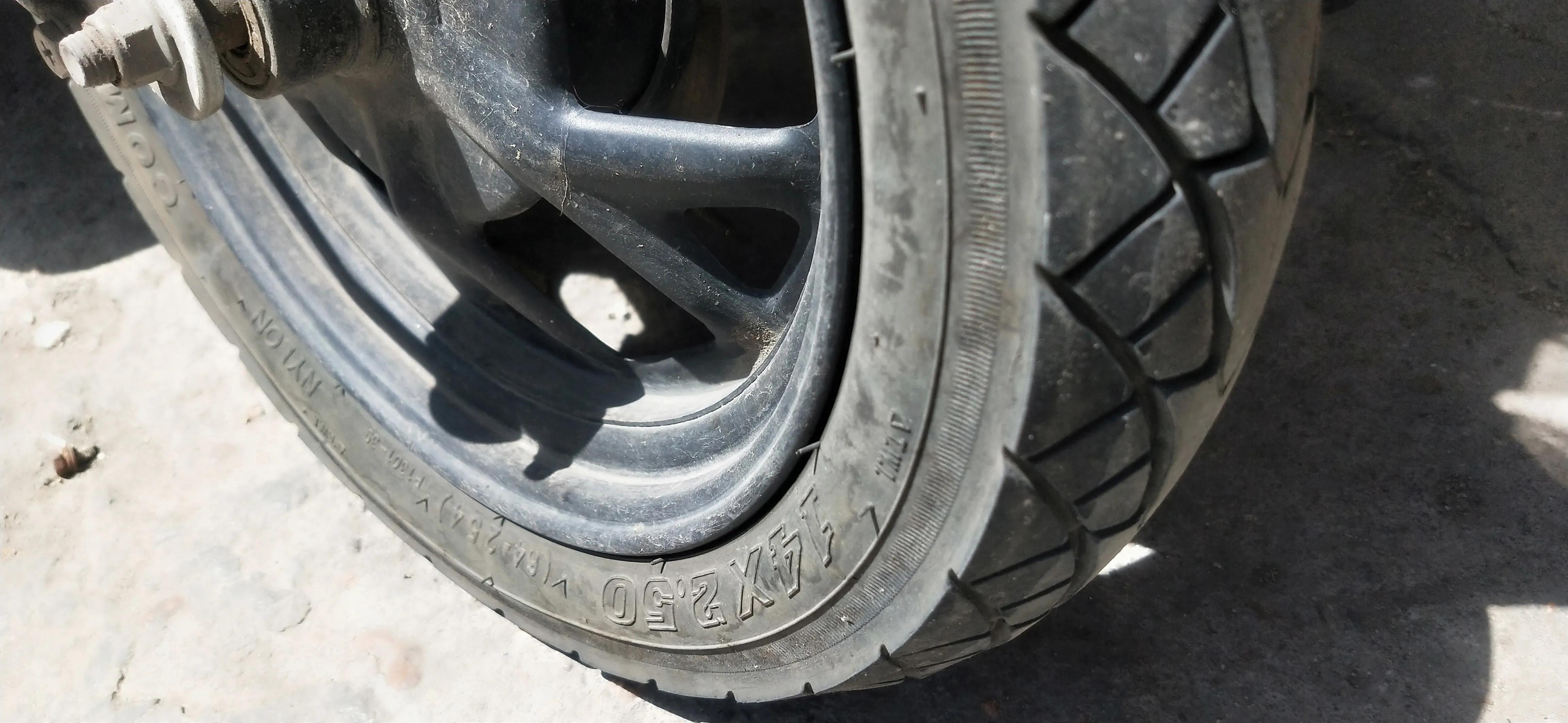 电动车电瓶跑不远加修复液有用吗,电动车跑不远调换电瓶位置就行吗