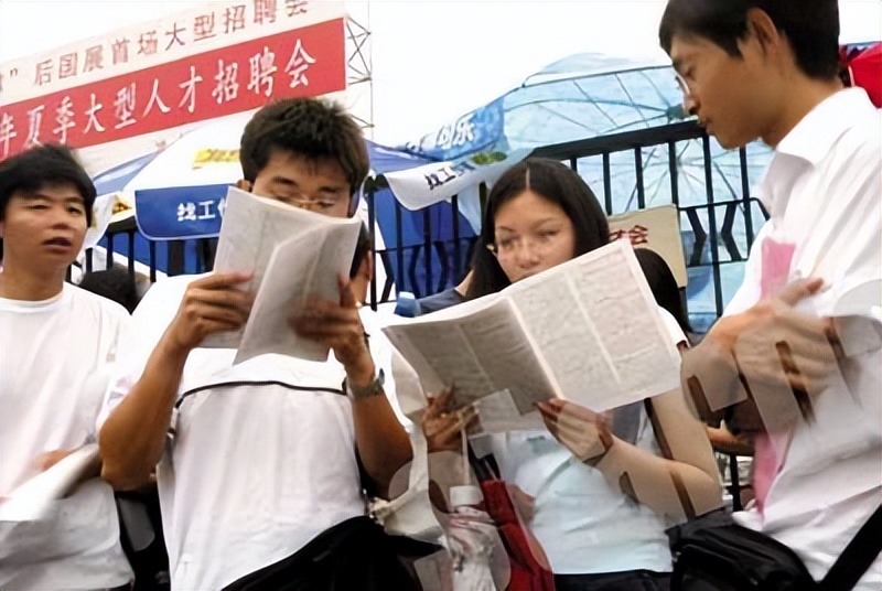 中铁局今年还招聘各校生吗,中铁待遇真像校招那样吗