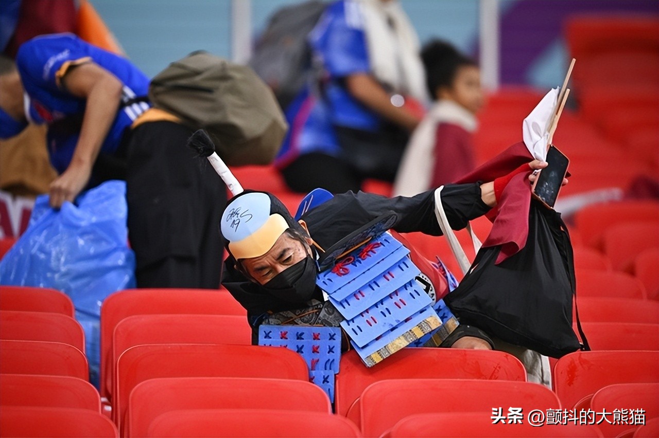 卡塔尔世界杯日本游客捡垃圾,卡塔尔世界杯日本球迷泪洒登场