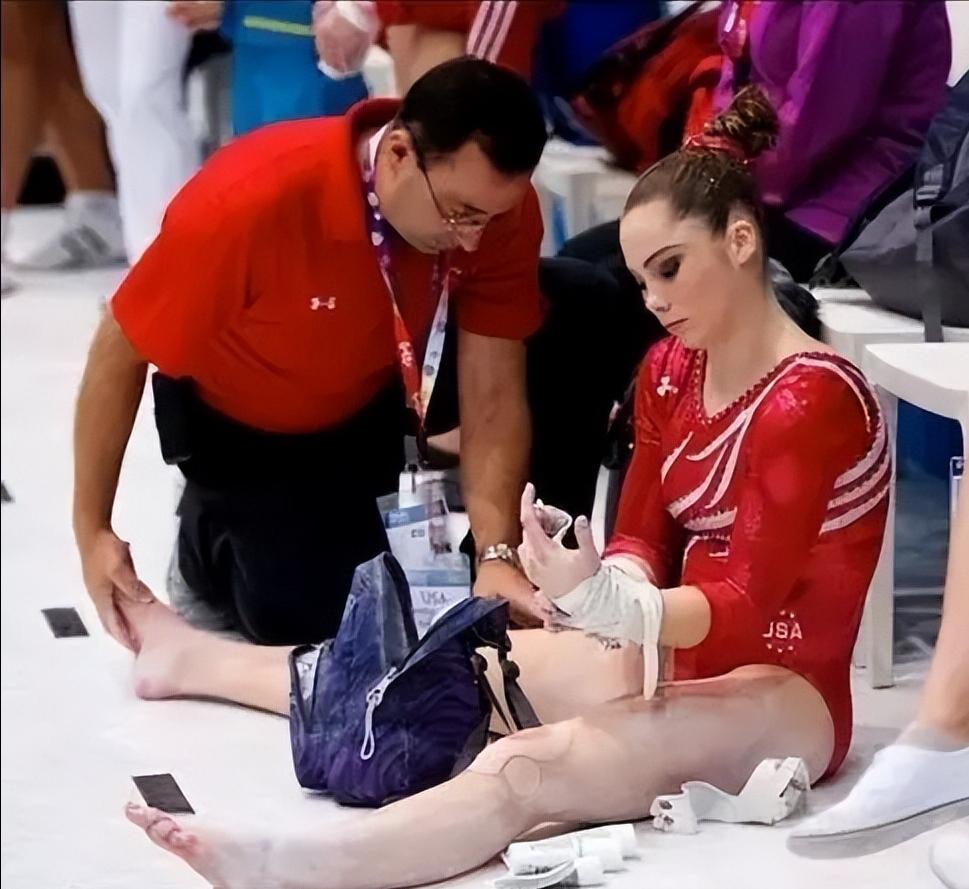 前美国体操队队医纳萨尔性侵犯案,美国队医纳萨尔治疗教学视频