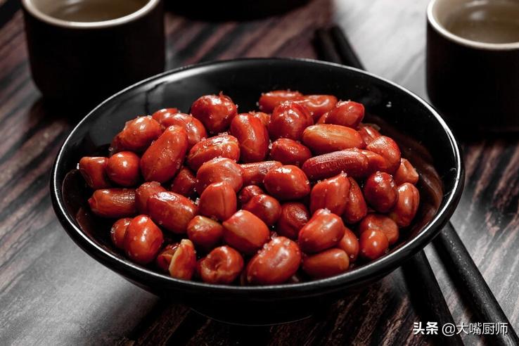 炒花生米不放油怎么又酥又脆,怎么干炒花生米不放油也不糊