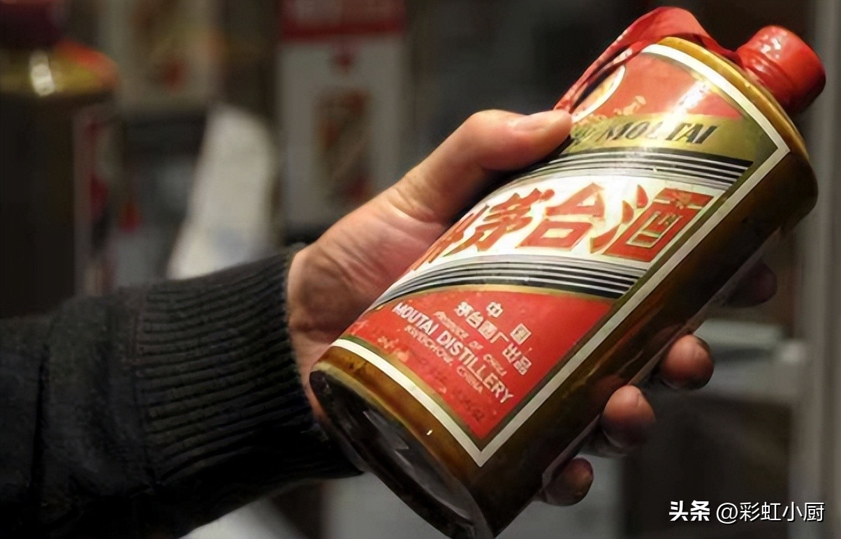 山东一服务员,每月凭着给客人“倒酒”就能挣不少钱,究竟是为啥