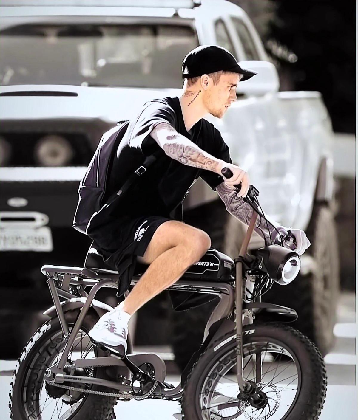 日军侵华老照片：女子自愿脱衣服让洋人拍摄，女孩拍下大尺度照片