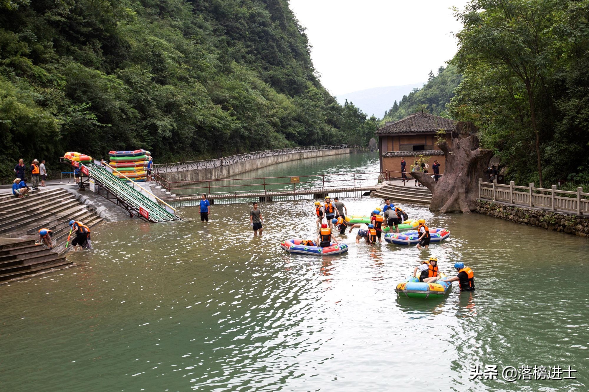 重庆神龙峡，位于青山绿水之间，环境秀美，是夏季避暑的好去处