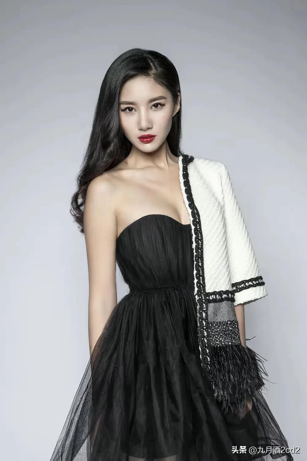 成熟性感御姐，火辣丰腴，90后女神，作为新时代的代表，备受关注