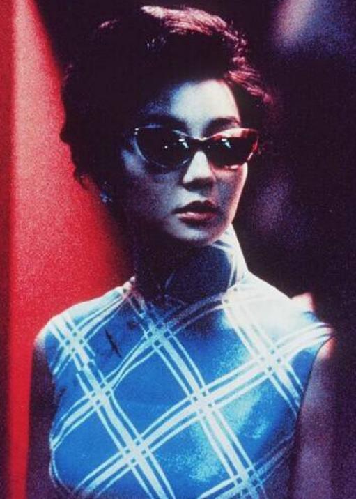 事实证明，独居贫民区、不婚无子的张曼玉，已经走上了另一条大路