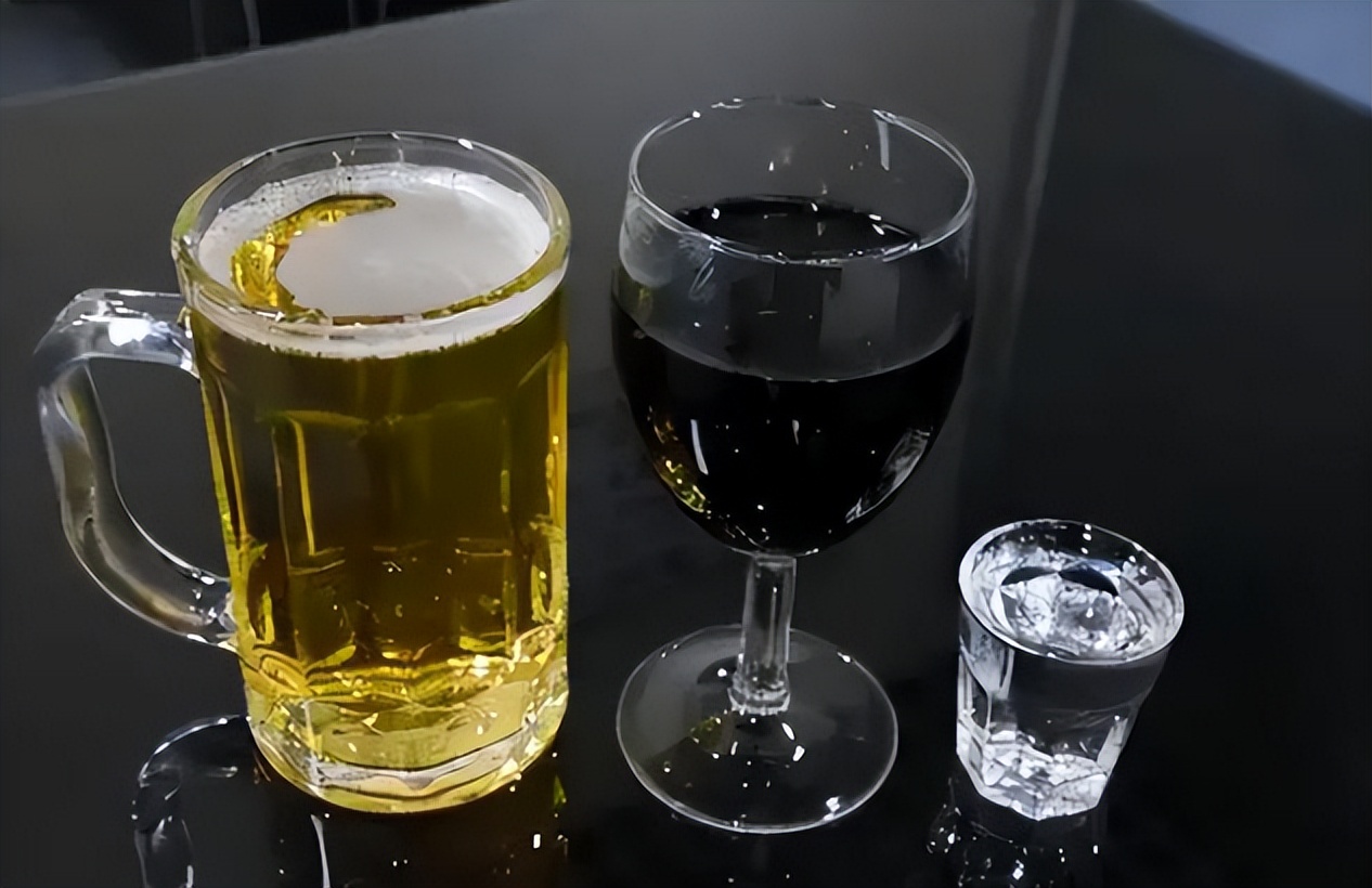 辽宁男子喝酒达三万斤,辽宁大叔40年喝成河马脖