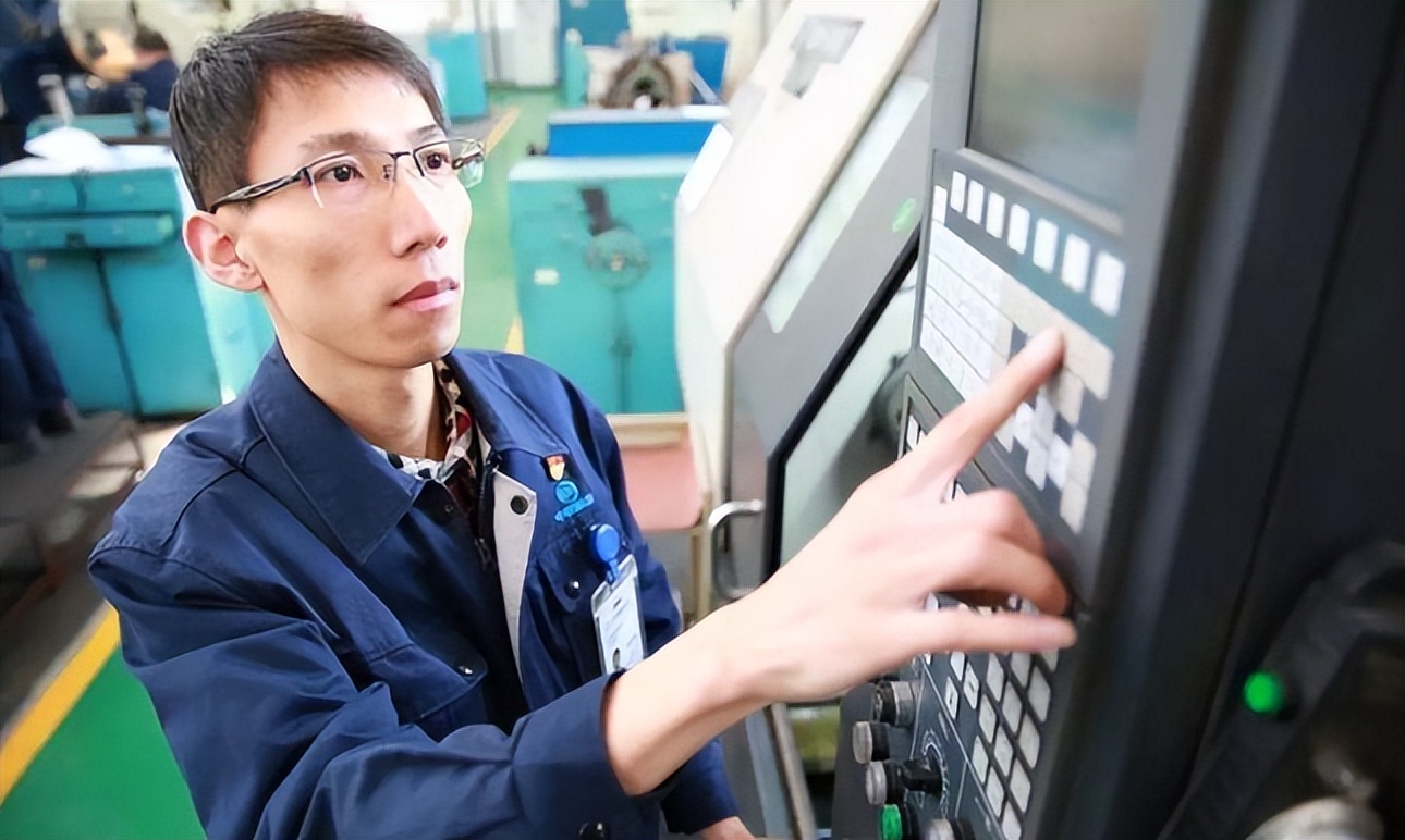 美国开出1000万天价年薪，只为挖走中国一名普通技校生！