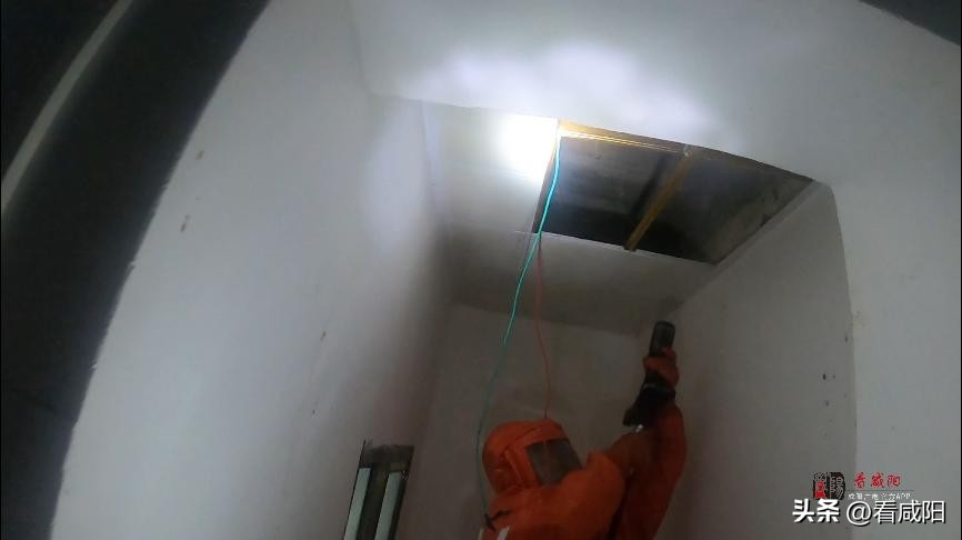 巨型蜜蜂窝惊呆消防员,巨型蜂窝压塌天花板瞬间蜜蜂满屋