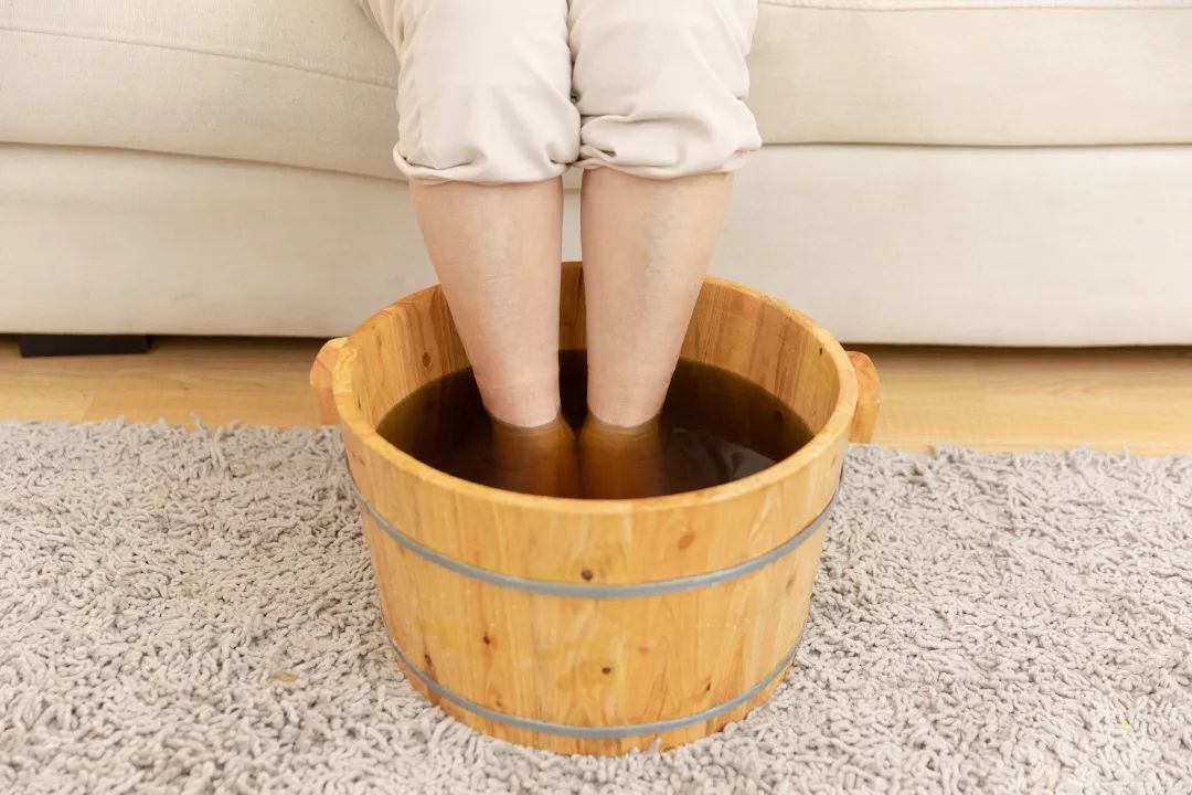 天气热双腿却发凉是怎么回事,天气热脚发凉怎么回事