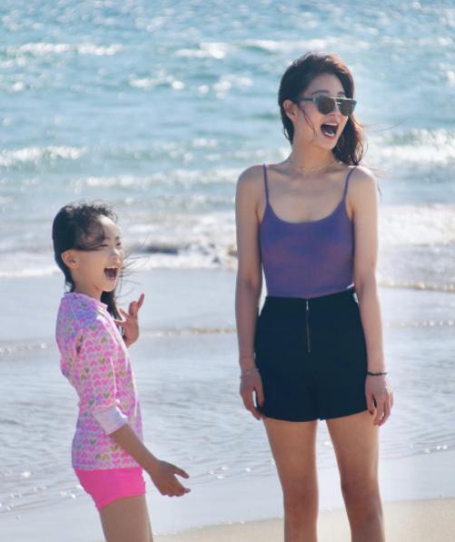 殷桃穿吊带裙拍写真,42岁的殷桃晒出身材照