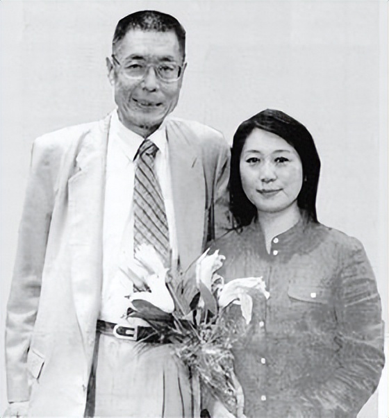 钢琴家刘诗昆：78岁娶女徒弟，81岁升级当爸爸，一家三口其乐融融