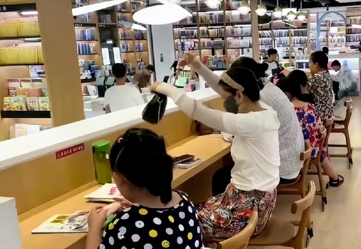 小学生暑期攻陷“胖东来”，抢座画面很震撼，三个问题却叫人担忧