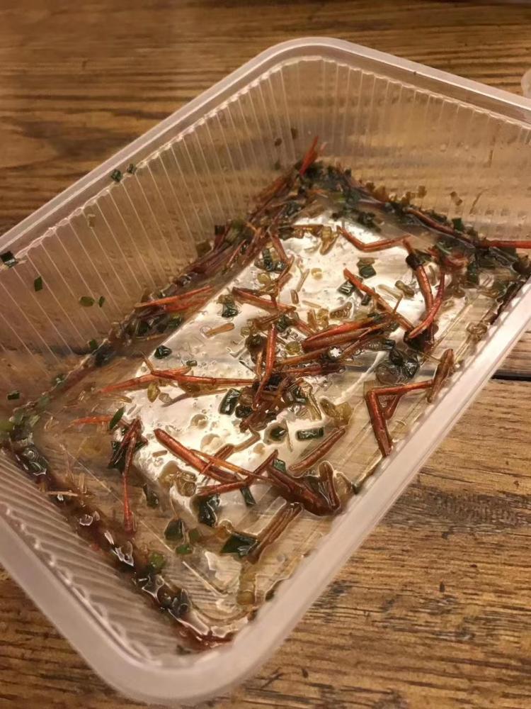 吃虾吃到生虾,吃虾吃到像口香糖