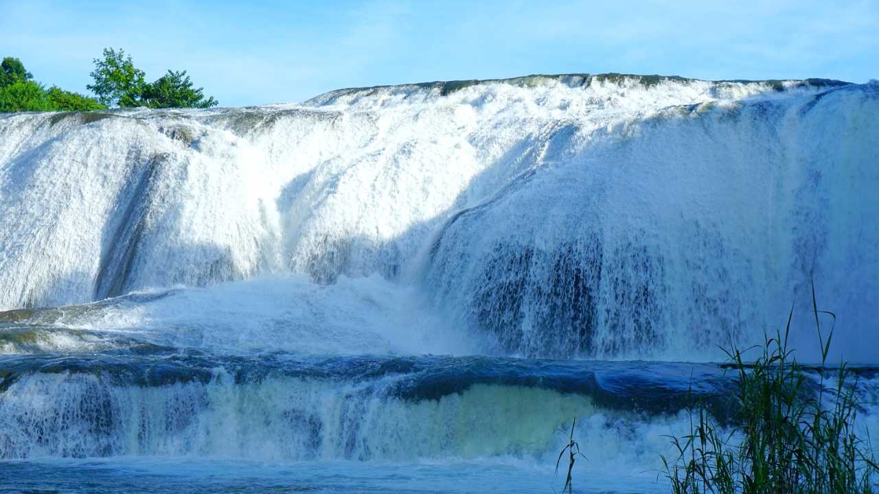 黄果树瀑布漫天扑面而来的水雾,黄果树瀑布4天旅游攻略