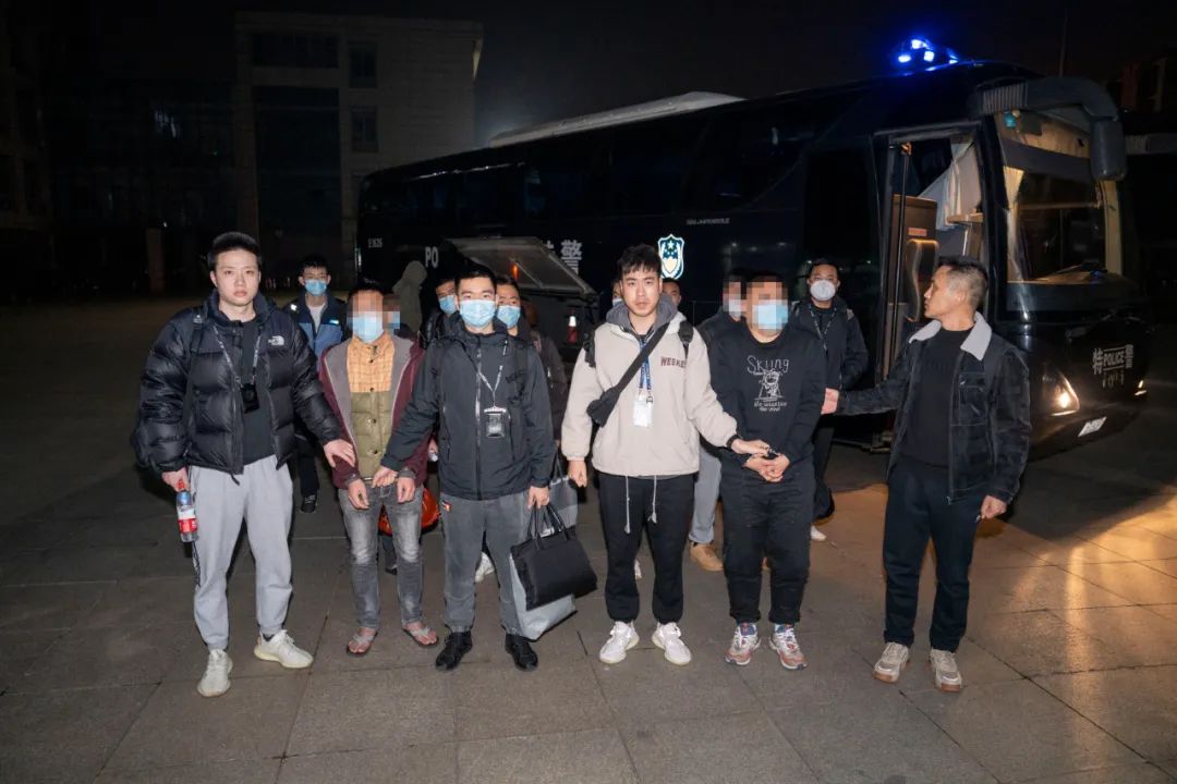 警方端掉一条制售假手机产业链,警方打击假手机