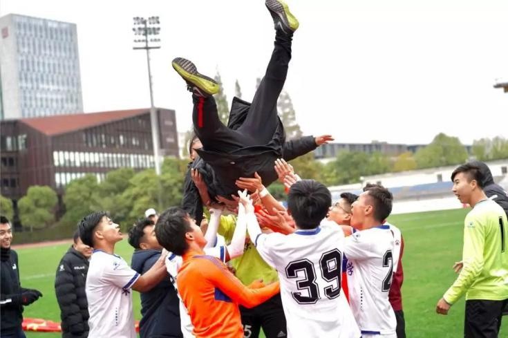 恭喜中国女足16年后再登亚洲之巅,中国女足时隔16年重返亚洲之巅