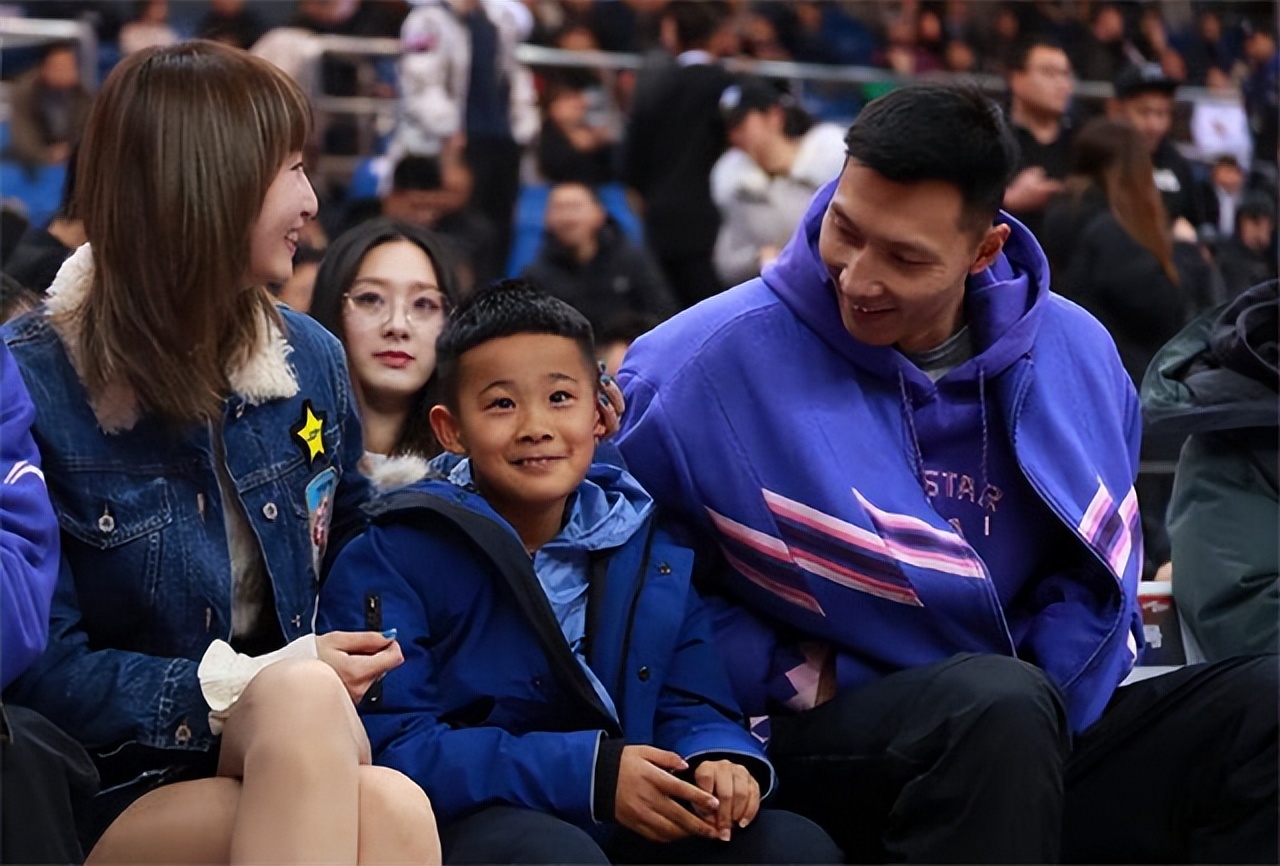 易建联结婚生子了吗,易建联娶双胞胎姐妹是真的吗