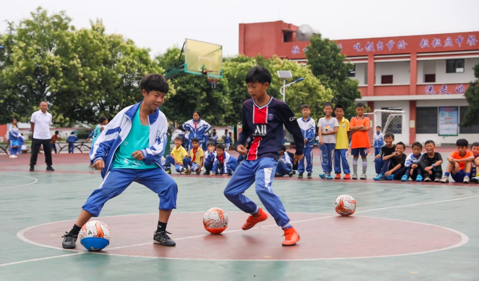 篮球场上练足球！水城这所小学有90多支足球队孩子们5年踢得6个市级比赛NO.1